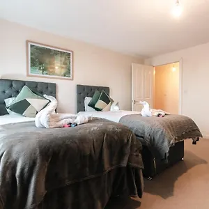  Apartment Centre Loft: Spacious 3-bed With Secure Parking