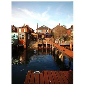  Holiday home The Retreat, A Luxury Riverside & Garden
