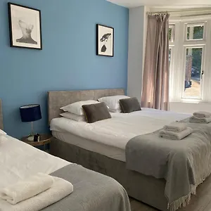  Holiday home Accessible 3-bedroom Bungalow With Patio +driveway
